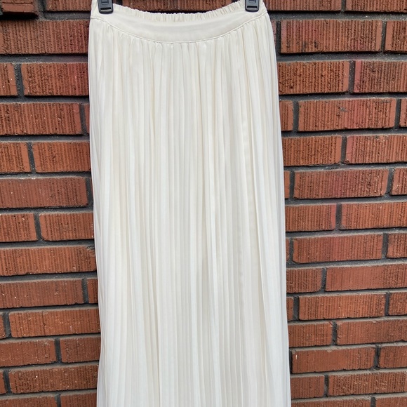 SOLD Lauren Conrad Pleated Maxi Skirt White Small - Picture 2 of 3